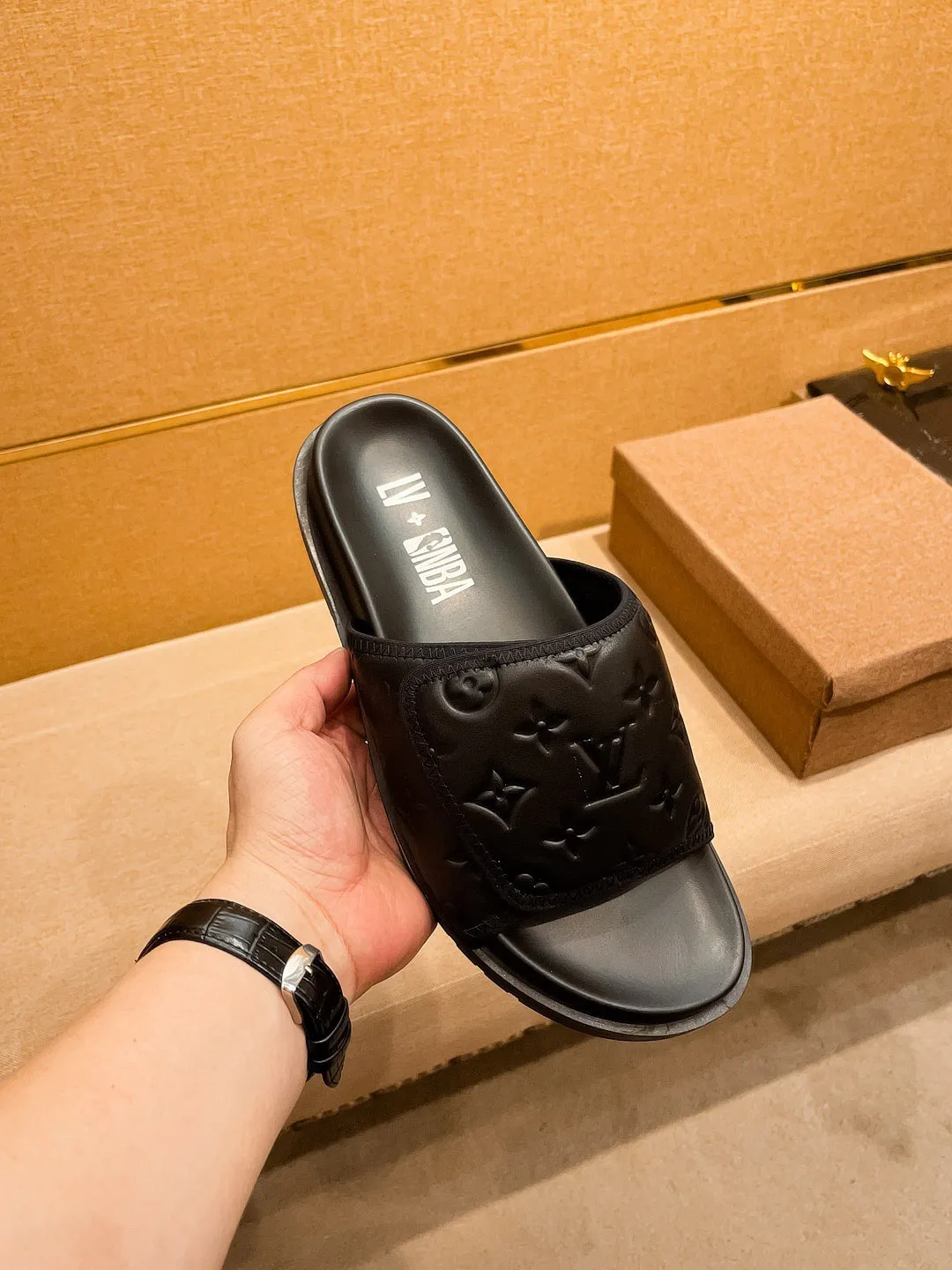 Men's men's shoes 💰 320💰 New model on the market 🔥[LV🔥 Louis Vuitton slippers] High-end 1:1 mold customization, original upgraded version of the outsole, lighter and non-slip. The market's top quality, fashionable and trendy, versatile and popular, simple yet tasteful, a must-have for fashionistas, exuding a fashionable and casual atmosphere, fashion is at your feet, full of confidence, the same style at the counter 👍The season of spring and summer slippers is here, super beautiful to wear, 38-44 1⃣️colors available🔥